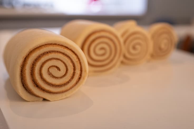cinnamon-rolls/cut rolls-2.jpeg