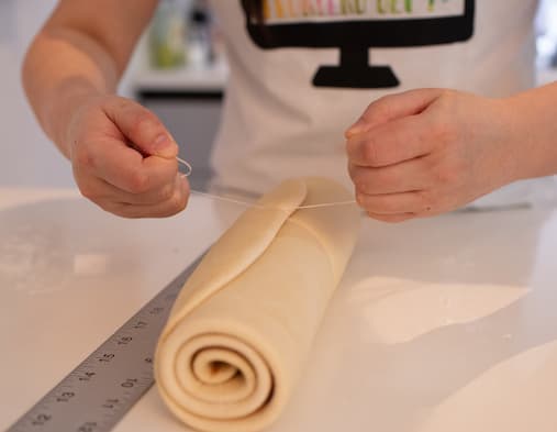 cinnamon-rolls/cut with floss.jpeg