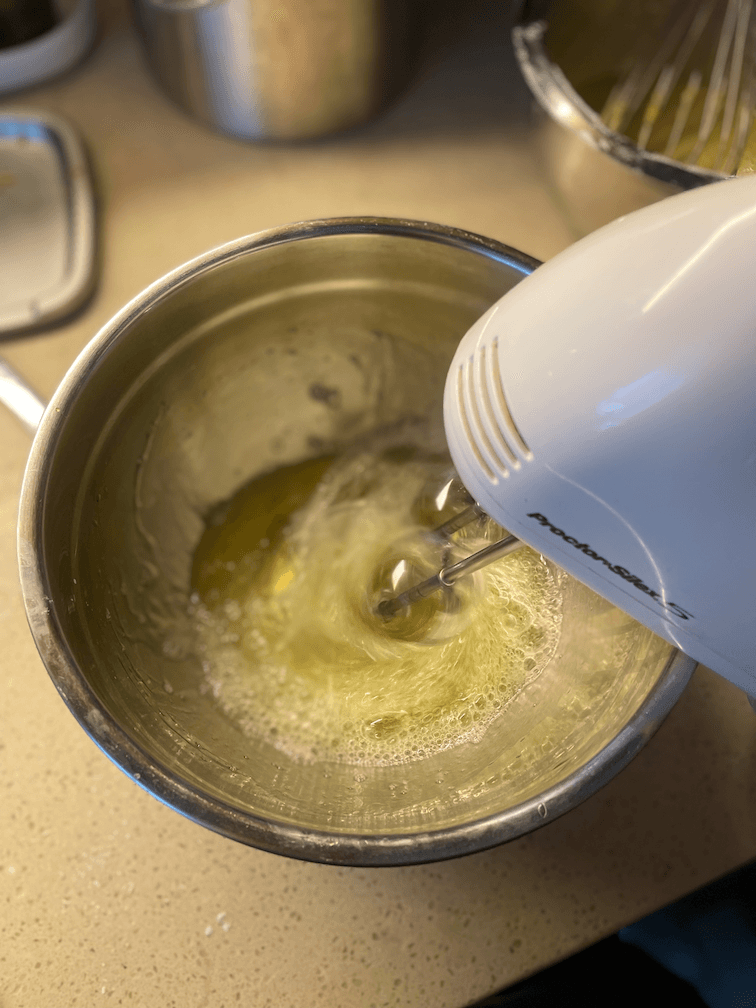 taiwanese-castella-cake/foaming egg whites.png